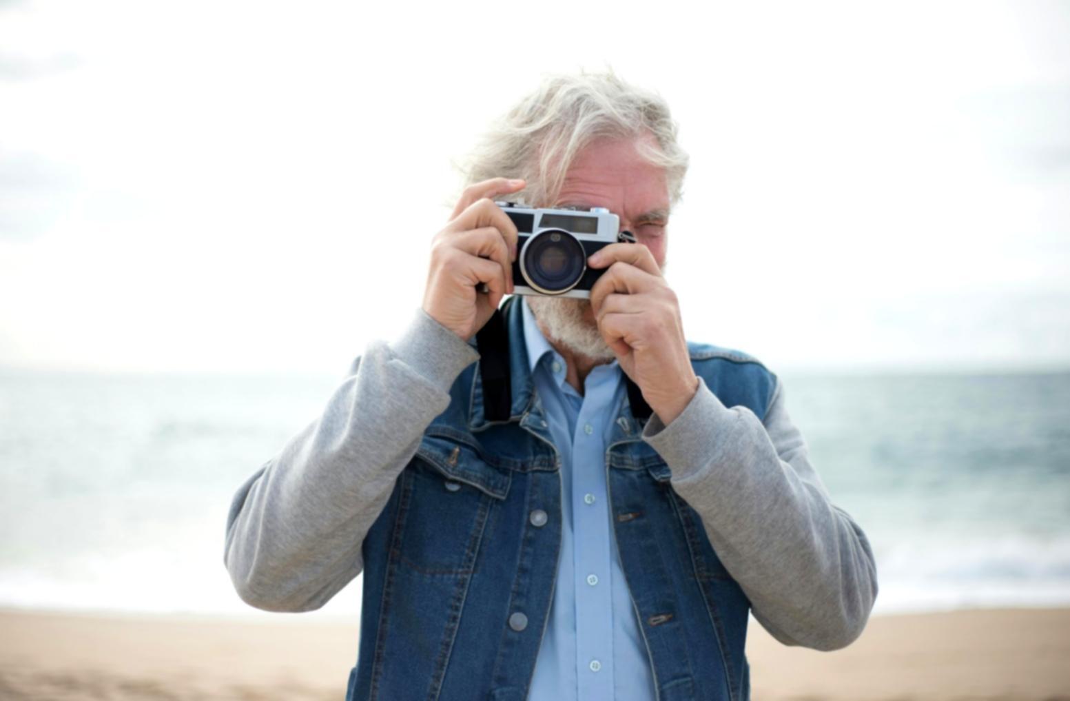 Процесс проявки плёнки в фотолаборатории